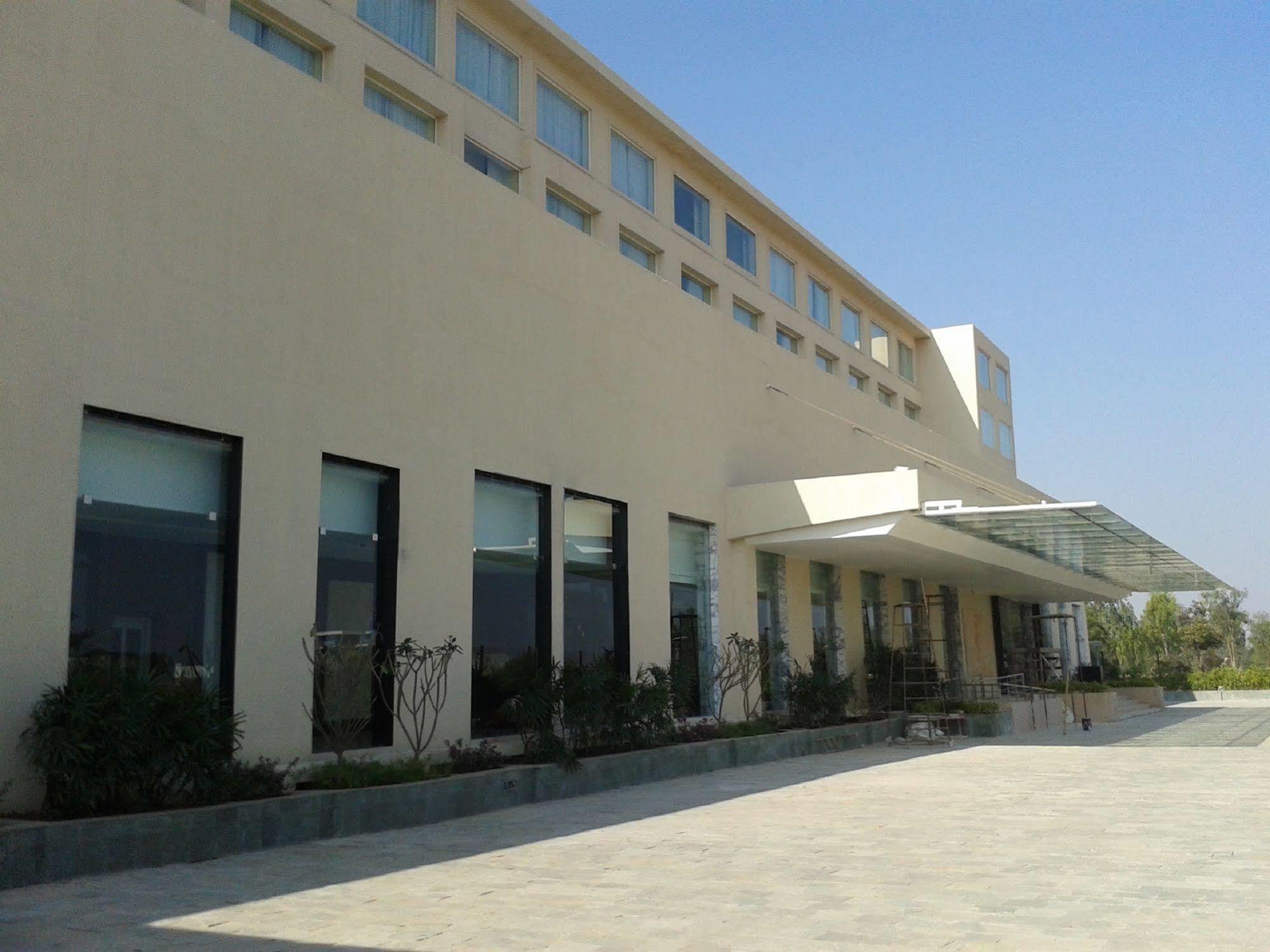 فندق كورتيارد بيلاسبور Bilāspur المظهر الخارجي الصورة